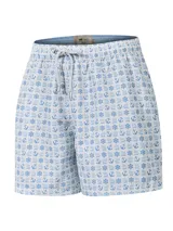 Short de baño celeste con estampado de caballitos de mar rosados. Tiene cintura elástica con cordón ajustable, bolsillos laterales y traseros.