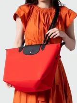 Bolso tote Longchamp modelo Le Pliage Energy, color rojo con detalles en negro.