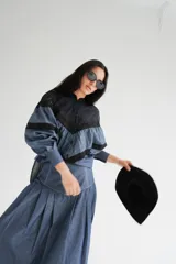 Blusa de mangas globo confeccionada en denim celeste con canesú de encaje negro y detalles de puntilla negra.