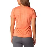 Remera deportiva Columbia color gris con estampado de líneas horizontales y logo de la marca en el pecho.