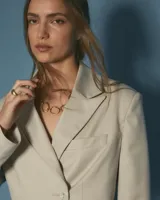 Collar plateado de alpaca con eslabones de diferentes formas y tamaños.