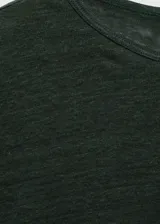 Camiseta verde oscuro de lino, con cuello redondo y mangas cortas.