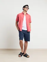 Bermuda de lino azul marino, corte recto y largo a la rodilla.