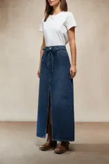 Falda larga de denim color azul oscuro, de corte recto con abertura frontal central y lazo ajustable en la cintura.