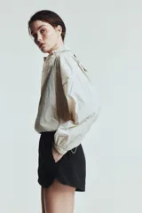 Short deportivo negro de tejido funcional con tecnología DryMove™ que ayuda a absorber el sudor. Tiene corte estándar, cintura elástica con cordón ajustable, bolsillos laterales y aberturas laterales en el bajo.