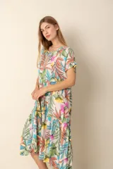 Vestido largo con estampado floral multicolor, de corte amplio y mangas cortas.