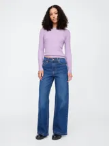 Sweater lila de tejido de punto con trenzas, corte ajustado y cuello redondo.