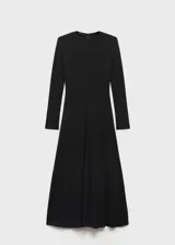 Vestido midi negro de punto con cuello redondo y mangas largas.