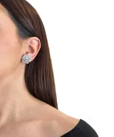 Aros plateados con forma de flor, con incrustaciones de zirconia y ajuste de clip.