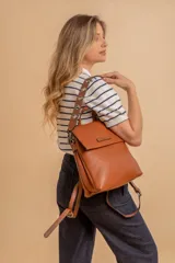 Mochila color verde oliva, tipo cartera, con tapa y doble cierre. Tiene dos compartimentos y división interna, además de un bolsillo trasero con cierre.