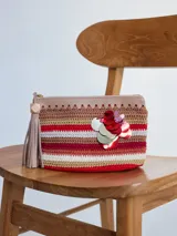 Sobre de mano tejido a crochet con hilados y cueros reciclados, re-bordado a mano con lentejuelas.