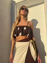 Falda pareo de lino combinada en tono chocolate, pistacho y crudo, con diseño envolvente y agarre lateral.