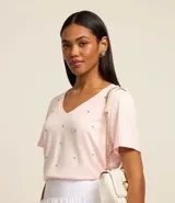 Blusa roja de viscosa con escote en V y corazones metalizados aplicados.