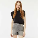 Short de jean gris con efecto desgastado y acabados sin rematar.