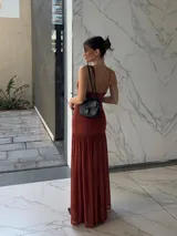 Vestido largo color terracota, con escote en V y breteles finos.