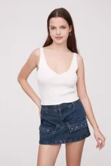 Musculosa blanca de bretel fino, corte al cuerpo y escote en V.