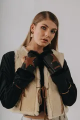 Par de guantes sin dedos plateados con aplique de estrella blanca, tachas metálicas y borde de lana blanca.