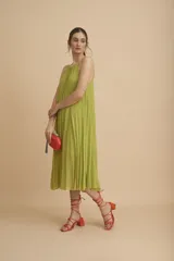 Sandalias de tacón color naranja con tiras finas que se atan alrededor del tobillo.