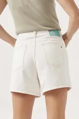 Bermuda de jean blanca con bolsillos delanteros y traseros.