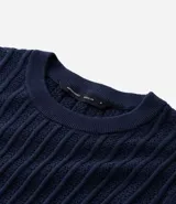 Remera de manga corta y cuello redondo, color azul marino, con tejido texturizado de punto acanalado vertical.