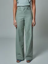 Pantalón verde inglés de lino, de corte recto y tiro alto.