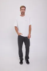 Camiseta blanca de algodón con estampado en la espalda con motivos geométricos y texto en color lila.