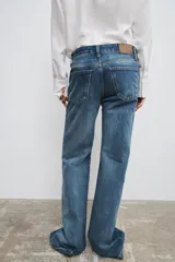 Jeans largos de tiro bajo, corte bootcut y efecto lavado.
