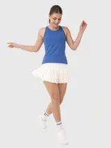 Musculosa deportiva negra con espalda descubierta y logo pequeño en el frente.