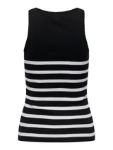 Musculosa negra con rayas horizontales blancas, de algodón suave y corte regular.