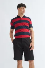 Short negro de gabardina, con cintura ajustable y corte clásico.