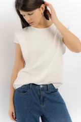 Remera blanca de lino y tencel, con mangas cortas abullonadas.