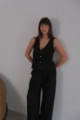 Conjunto de dos piezas color azul eléctrico, compuesto por un chaleco de manga corta con escote en V y botones frontales, y un pantalón de tiro alto con pierna ancha y pliegues.