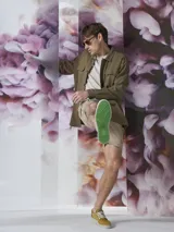 Bermuda de gabardina color marrón con múltiples bolsillos tipo cargo.