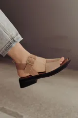 Sandalias de cuero color arena con base de goma negra, taco de 4cm y plataforma delantera de 1,5cm.