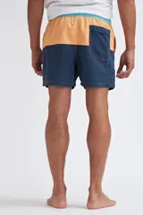 Short de baño con bloques de color azul marino en la parte inferior y naranja en la parte superior.