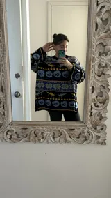 Buzo tejido jacquard con diseño de langostas, corte oversized y tajos laterales.