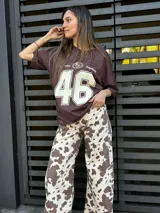 Remera marrón con estampado frontal de los San Francisco 49ers y el número 46 en blanco.