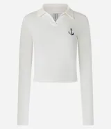 Blusa de manga larga color crema, con cuello polo, escote en V y bordado de ancla en el pecho.