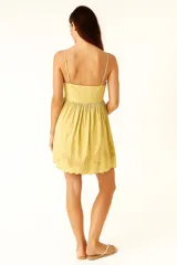 Vestido corto amarillo con breteles finos, escote en V y bordado de flores.