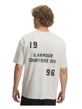 Remera de hombre Under Armour color crema, de corte holgado y manga corta, con logo estampado en el pecho.