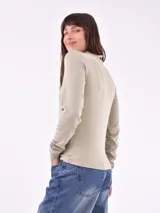 Polera negra de tejido de punto con cuello alto y mangas largas.