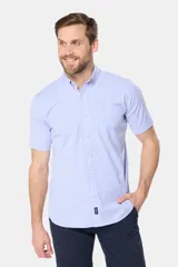 Camisa celeste con rayas verticales blancas, de manga corta y corte clásico.