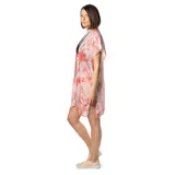 Kimono con estampado abstracto en tonos rosados y blancos, de corte holgado y mangas cortas.