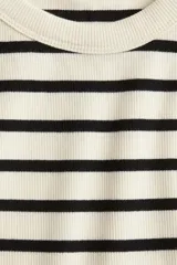 Musculosa de punto de algodón acanalado, color crudo con rayas horizontales negras, de corte entallado, con cuello redondo y ribete fino en escote y sisas.