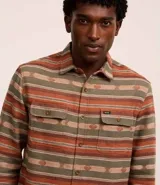 Camisa de hombre de manga larga con cuello inglés y cierre abotonado. Presenta bolsillos delanteros y un estampado étnico con jacquard.