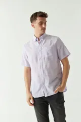 Camisa de manga corta color beige claro, confeccionada en lino y algodón, con cuello abotonado, bolsillo en el pecho y logo bordado. Corte semi slim.