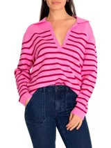 Sweater de punto color crema con rayas horizontales negras, cuello polo con escote en V y mangas largas.