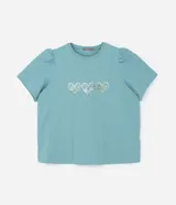 Remera de algodón color verde agua, con cuello redondo, mangas cortas abullonadas y tres corazones de lentejuelas plateadas en el frente.