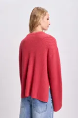 Sweater rojo de punto inglés con cuello redondo y mangas largas.