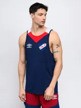 Musculosa de entrenamiento Umbro del Club Nacional de Football. Diseño azul con detalles en blanco y rojo en cuello y sisas. Incluye logo de Umbro y escudo del club en el frente.